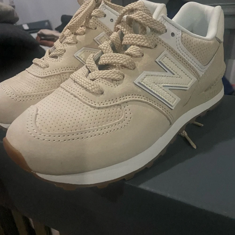 New Balance - Picture 3 of 4